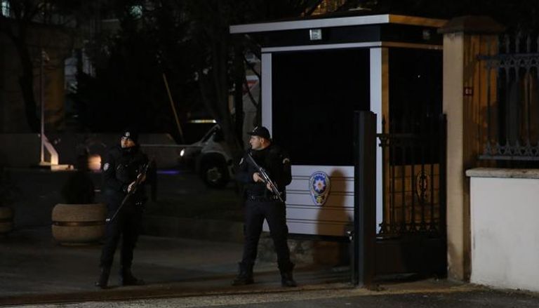 أفراد من الشرطة التركية قرب مقر مركز إسطنبول