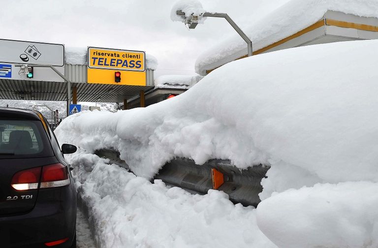 الثلوج القاتلة بإيطاليا