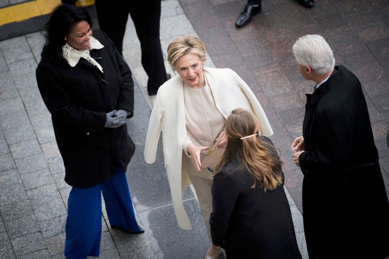 ترامب يصافح هيلاري كلينتون