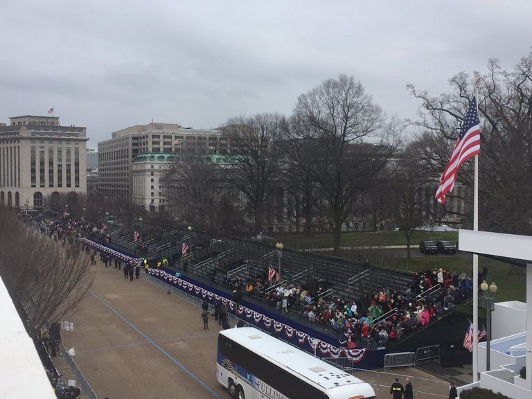 خلو المدرجات أثناء جولة ترامب بعد التنصيب - يو إس إيه توداي