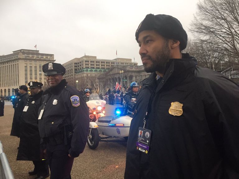 خلو المدرجات أثناء جولة ترامب بعد التنصيب - يو إس إيه توداي