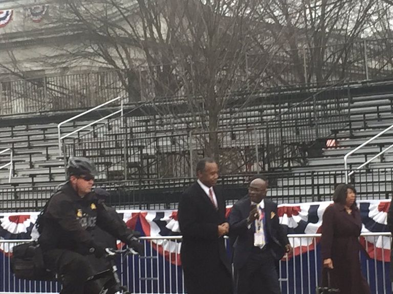 خلو المدرجات أثناء جولة ترامب بعد التنصيب - يو إس إيه توداي