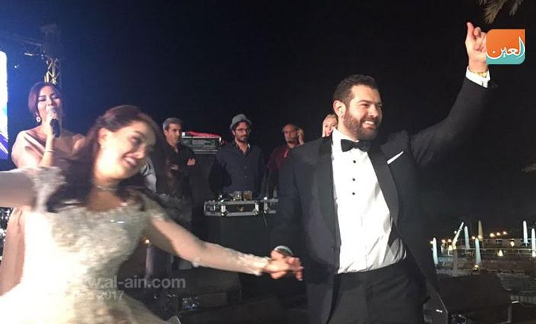 العروسان خلال حفل الزفاف