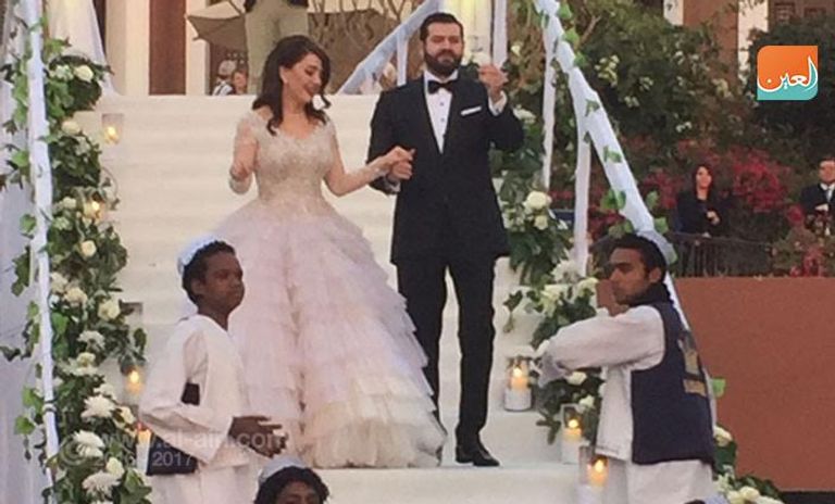 العروسان خلال حفل الزفاف