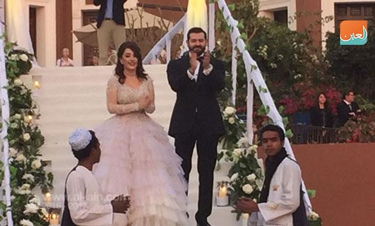 العروسان خلال حفل الزفاف