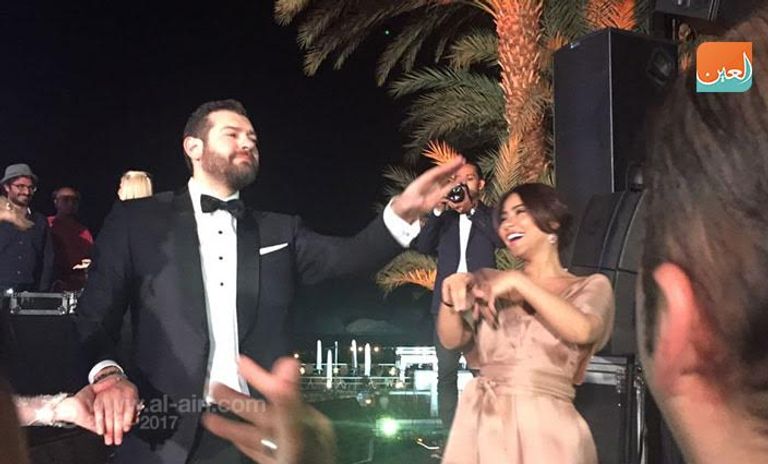 العروسان خلال حفل الزفاف