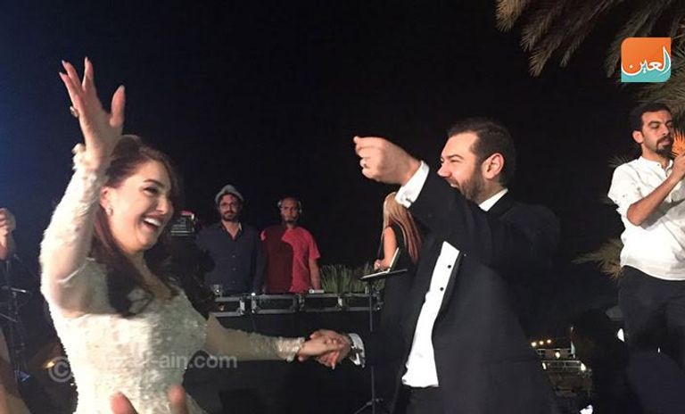 العروسان خلال حفل الزفاف