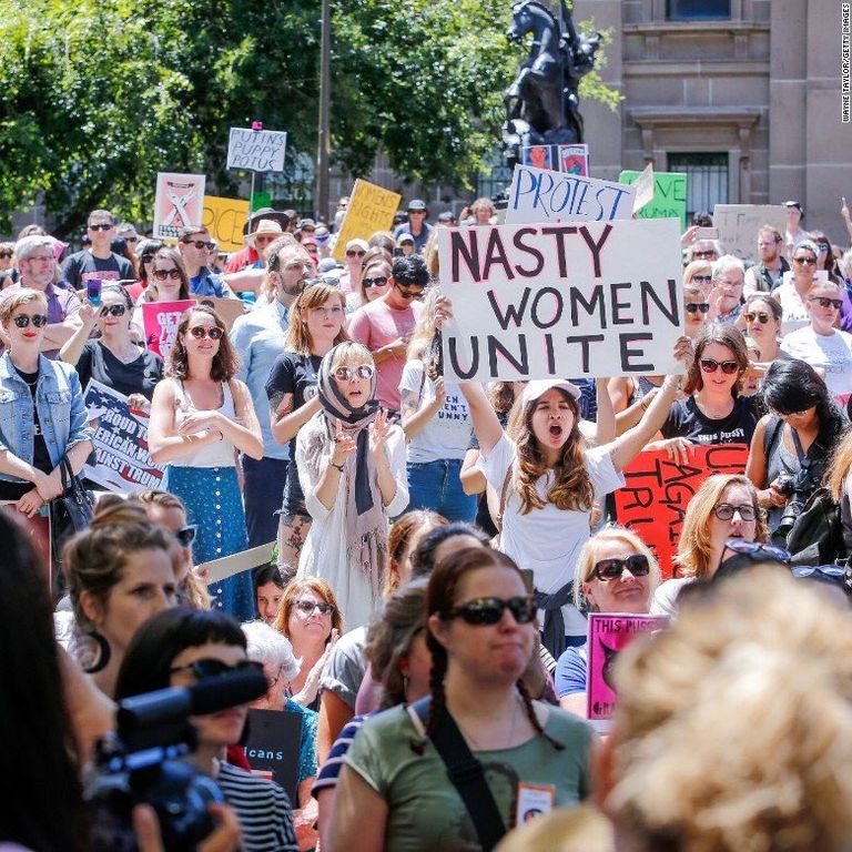 متظاهرة في برلين احتجاجا على ترامب