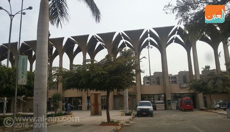 تجهيز إحدى أجنحة العرض