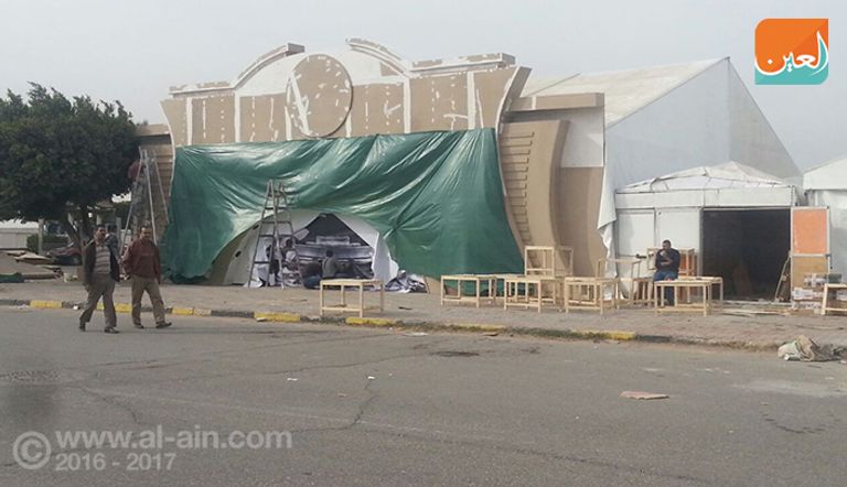 تجهيز إحدى أجنحة العرض