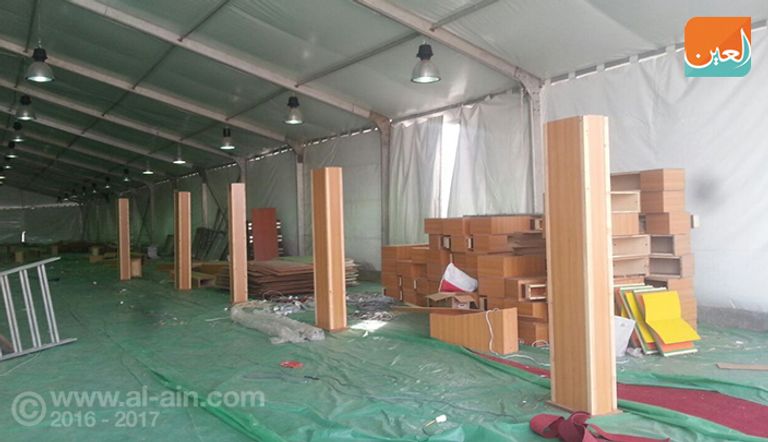 تجهيز إحدى أجنحة العرض