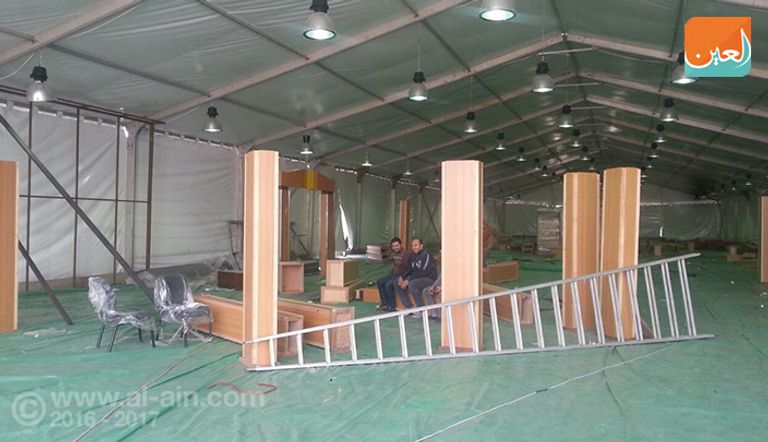 تجهيز إحدى أجنحة العرض