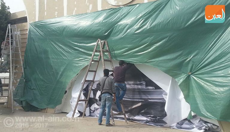 تجهيز إحدى أجنحة العرض