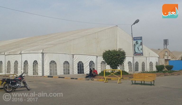 تجهيز إحدى أجنحة العرض