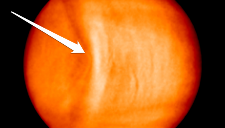 كوكب فينوس وسهم يشير إلى موجة الجاذبية