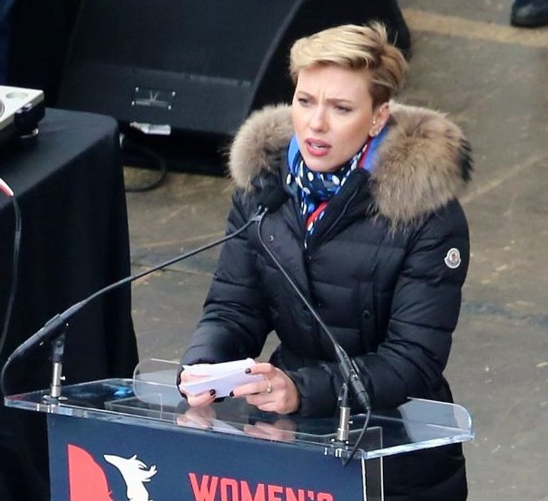 النجمة أشلي بينسون خلال المسيرة