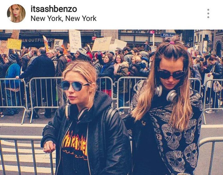 النجمة أشلي بينسون خلال المسيرة