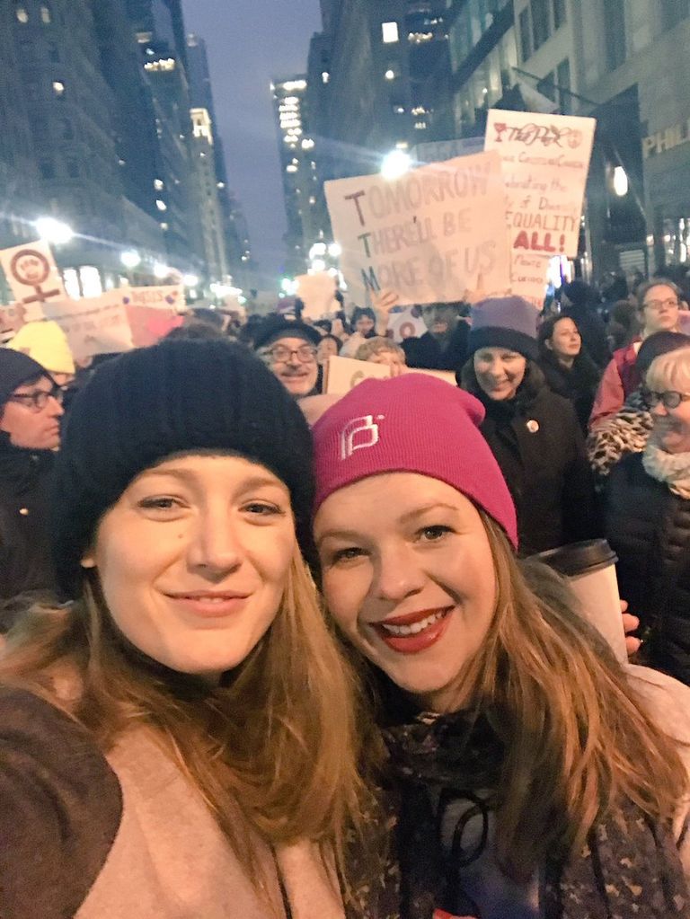 النجمة أشلي بينسون خلال المسيرة