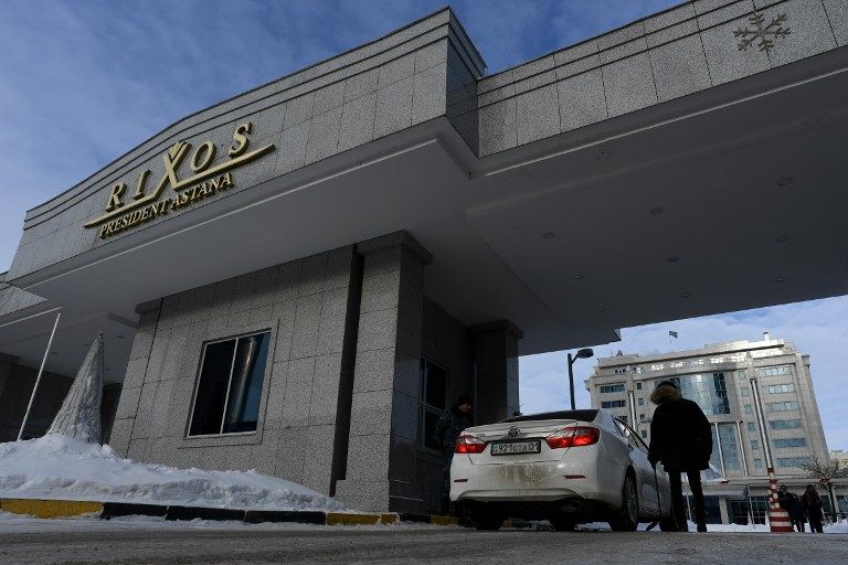 عمال يفترشون الأرض استعدادا لمحادثات سوريا في أستانة - أ ف ب