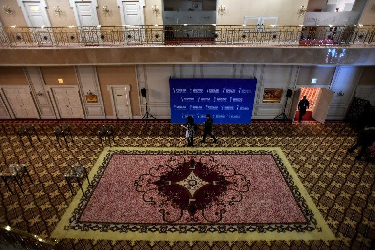 عمال يفترشون الأرض استعدادا لمحادثات سوريا في أستانة - أ ف ب