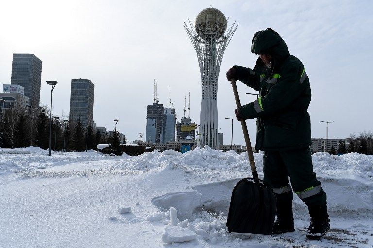 عمال يفترشون الأرض استعدادا لمحادثات سوريا في أستانة - أ ف ب