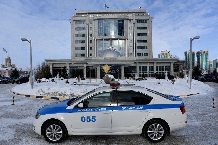 عمال يفترشون الأرض استعدادا لمحادثات سوريا في أستانة - أ ف ب