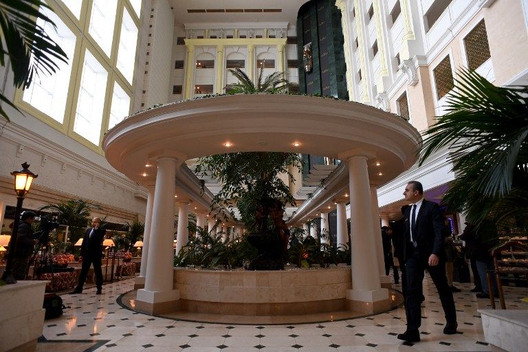 عمال يفترشون الأرض استعدادا لمحادثات سوريا في أستانة - أ ف ب