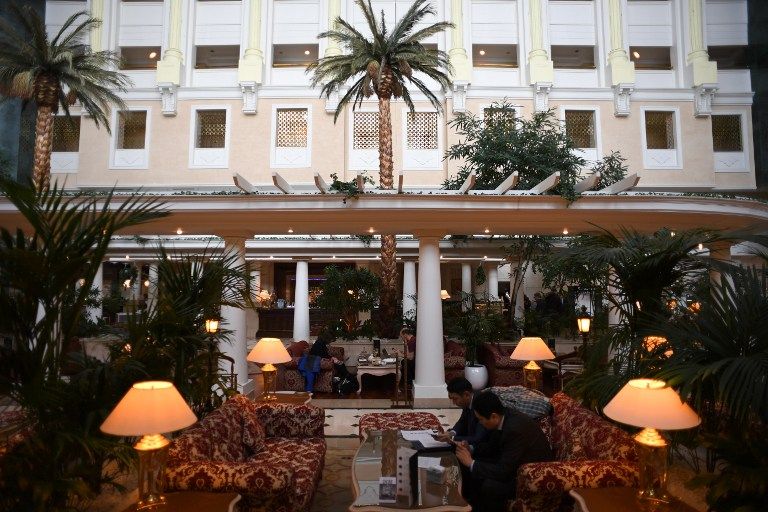 عمال يفترشون الأرض استعدادا لمحادثات سوريا في أستانة - أ ف ب