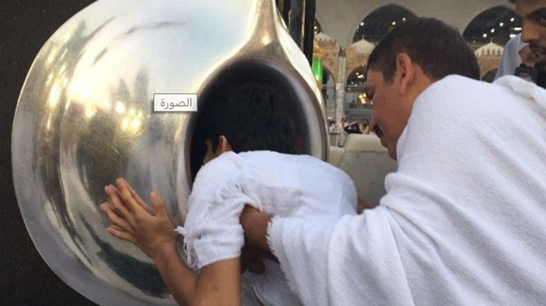 الشاب القطري المعاق أثناء الطواف