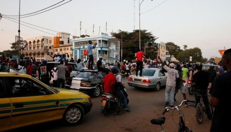 مواطنون يحتفلون بجامبيا بعد تأدية الرئيس الجديد اليمين الدستورية