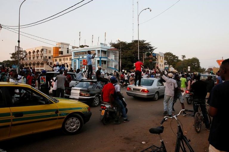 مواطنون يحتفلون بجامبيا بعد تأدية الرئيس الجديد اليمين الدستورية