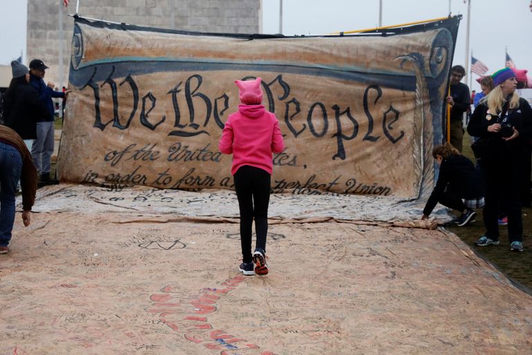 سيدة تبكي خلال احتجاج النساء ضد ترامب في واشنطن