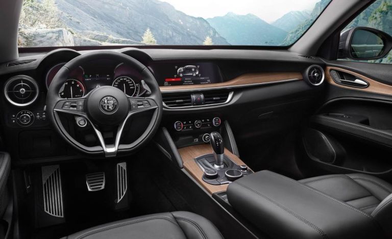 ستيلفيو حسناء ألفا روميو الحمراء - موقع ألفا روميو