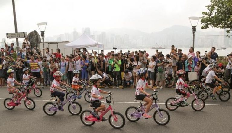 أطفال يمارسون رياضة ركوب الدراجات الهوائية في هونج كونج