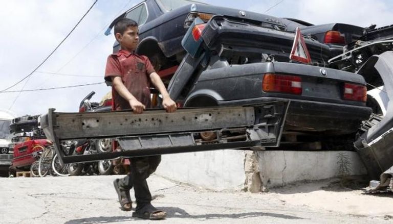 طفل سوري يعمل في مدينة صيدا بجنوب لبنان
