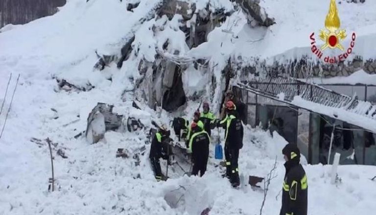 عمال الإنقاذ يعملون في فندق إيطالي دفن تحت انهيار جليدي