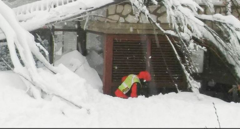 عمال الإنقاذ يعملون في فندق إيطالي دفن تحت انهيار جليدي