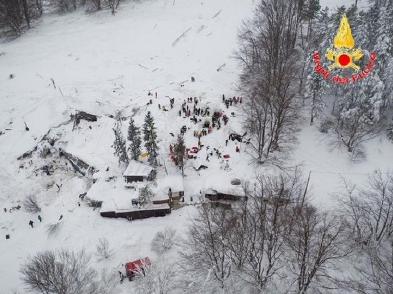 عمال الإنقاذ يعملون في فندق إيطالي دفن تحت انهيار جليدي