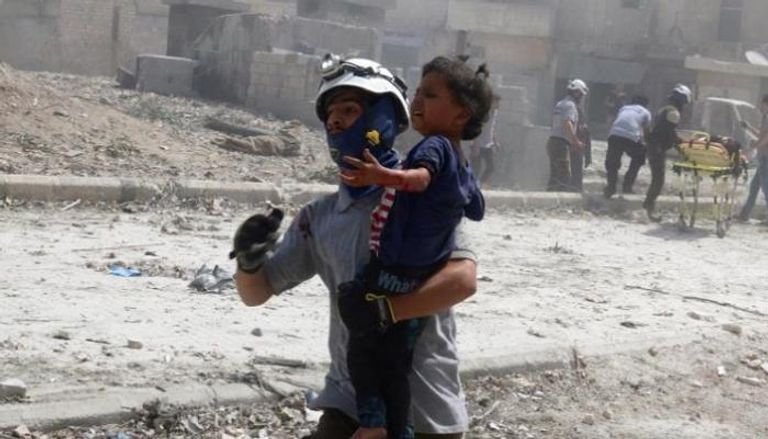 طفل سوري بعد إحدى الغارات الجوية
