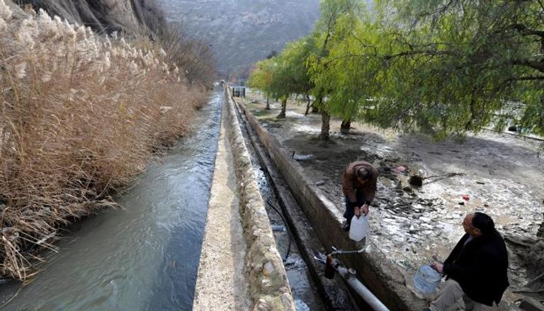سوريون يشربون مياه النهر الملوثة بسبب "داعش"