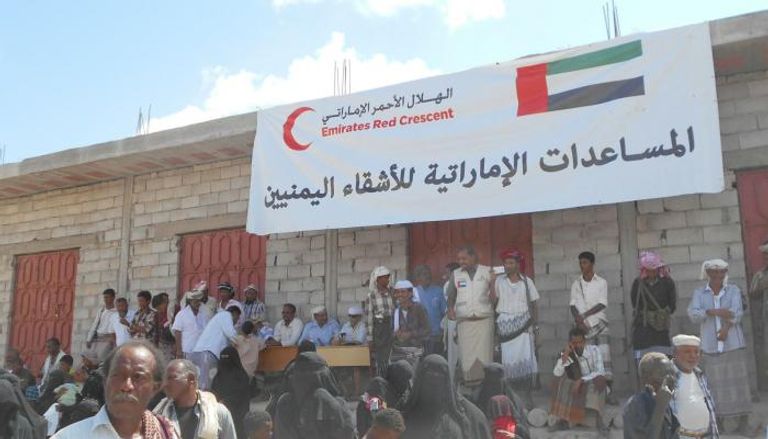 الهلال الأحمر الإماراتي يوزع مساعدات إغاثية على سكان المناطق المحررة في اليمن