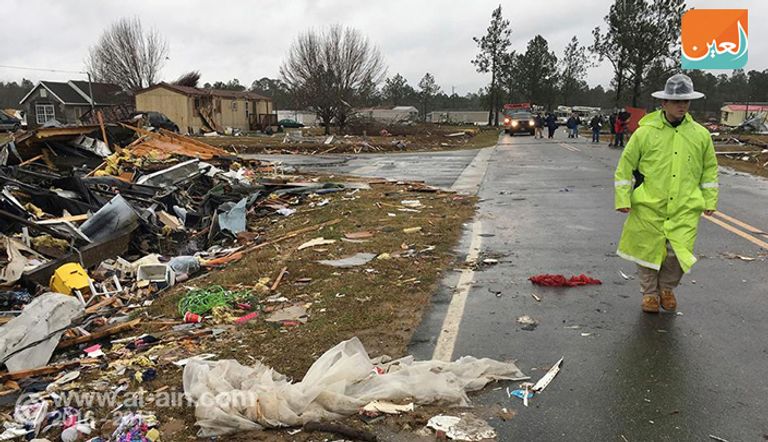 آثار الدمار التي خلفتها العواصف