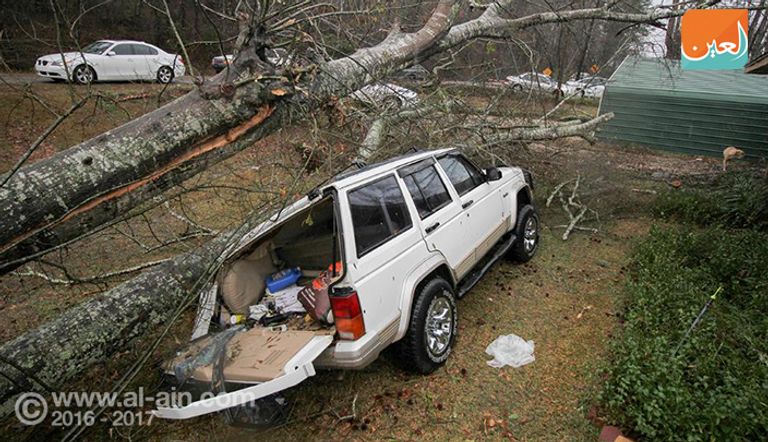 آثار الدمار التي خلفتها العواصف