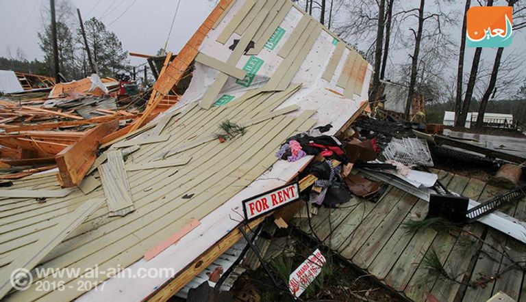 آثار الدمار التي خلفتها العواصف