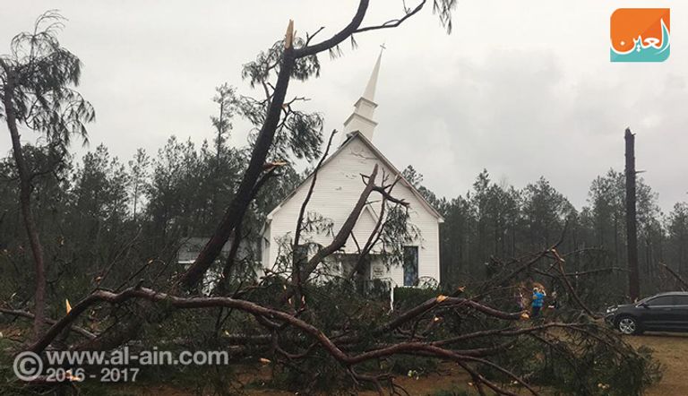 آثار الدمار التي خلفتها العواصف