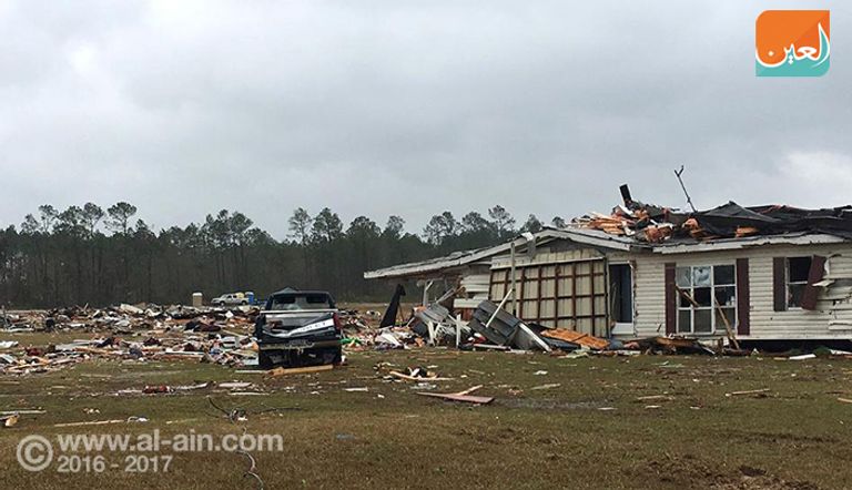 آثار الدمار التي خلفتها العواصف