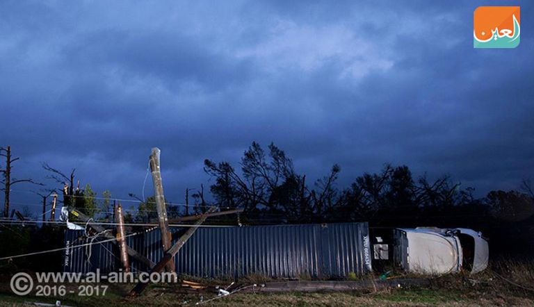 آثار الدمار التي خلفتها العواصف