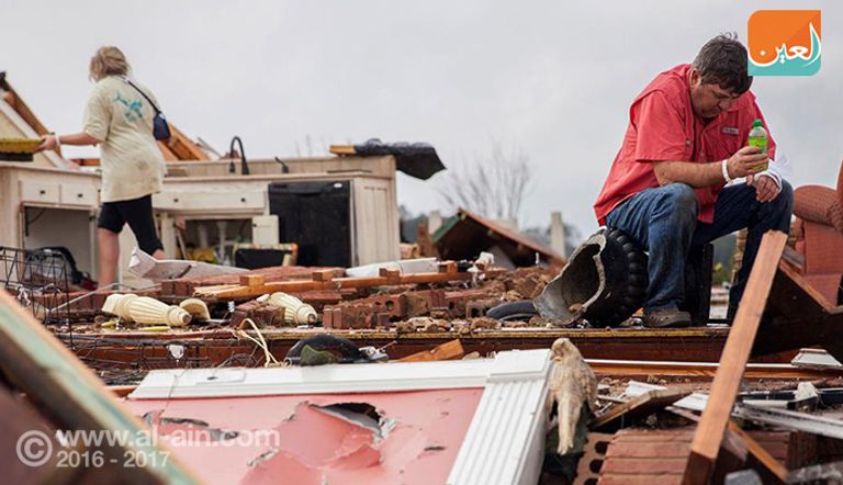 آثار الدمار التي خلفتها العواصف