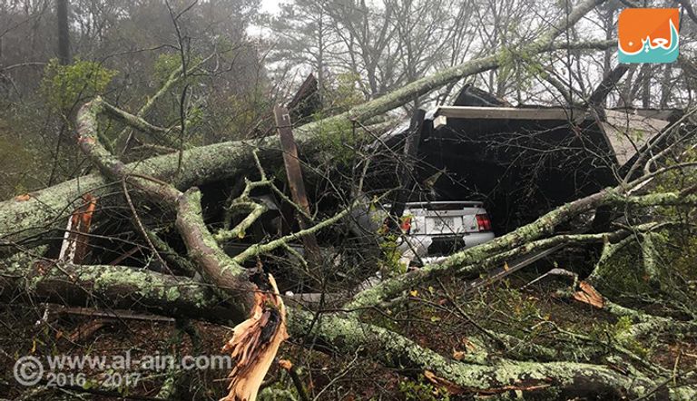 آثار الدمار التي خلفتها العواصف