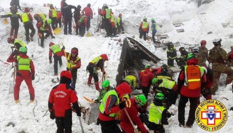 عمال إنقاذ في محيط الفندق الذي انهار جراء انهيار جلدي في وسط إيطاليا.